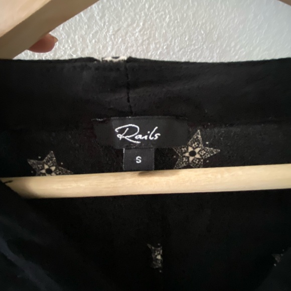 Rails star print button up crop top with sleeves. - Picture 3 of 3